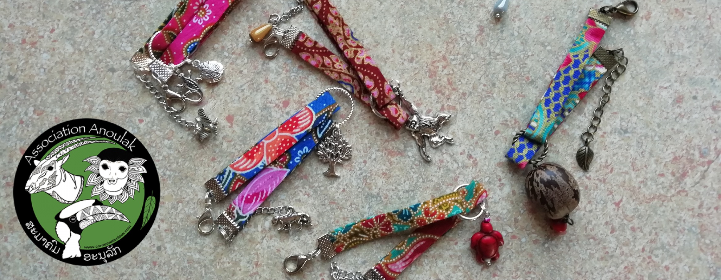 Bransoletki ręcznie wykonane przez kobiety z Laosu dla Stowarzyszenia Anoulak. fot. M. Gondek